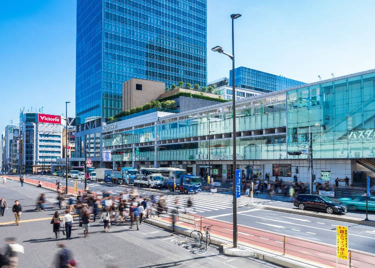 Street View in front of Shinjuku Bus Terminal "Busta" (Photo: PIXTA)